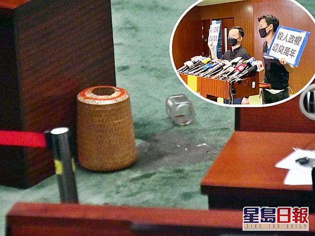 朱凱廸和陳志全在議事廳灑有機肥料。