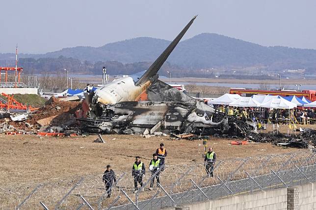 南韓濟州航空客機機身嚴重損毀並起火，被燒得只剩下約15公尺的機尾。（美聯社）