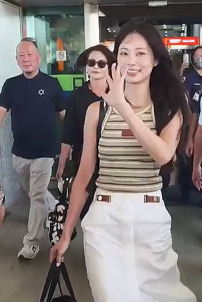 周子瑜揮手向粉絲打招呼。高雄美食地圖提供