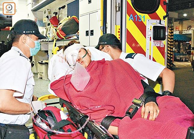 「爆眼女」受傷後由救護車送院救治。