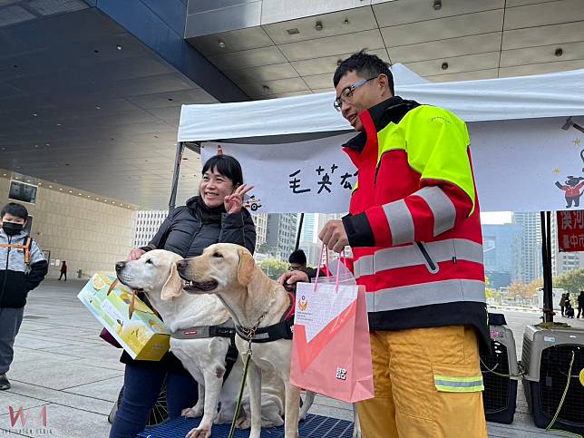 中市消防局搜救隊毛小孩回娘家　團圓溫馨過新年