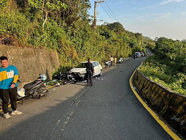 柴山大道重機騎士自摔，不幸撞上對向自小客送醫搶救仍不治。(記者張翔翻攝)