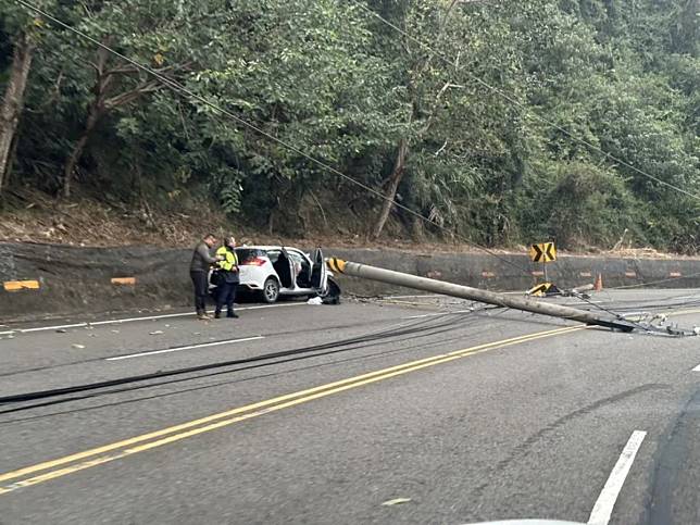 新加坡籍路姓一家3口，自小客車直接撞至對向車道撞斷電桿，妻子送醫不治。（警方提供）