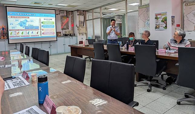 消防局與強韌台灣防災計畫教授到安樂區舉辦防災座談會。（記者張上耕翻攝）
