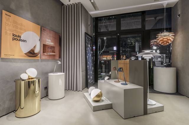 台中旗艦店一樓由經典燈飾與全新產品相互輝映出 Louis Poulsen 獨一無二的品牌氛圍。
