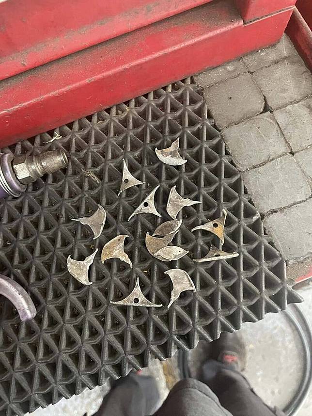 超詭異！新竹市驚現奪胎飛鏢，同一時間有5台車遭殃，全是左後輪中鏢。(擷取自汪小姐社群貼文)