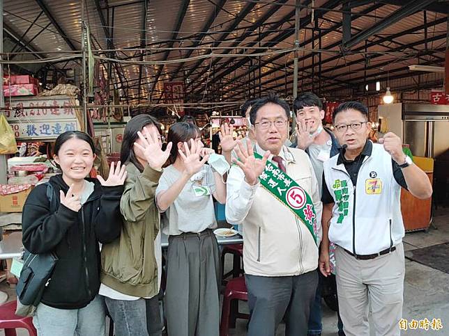 民進黨台南市長候選人黃偉哲到仁德區的黃昏市場拜票，年輕學子開心合影。(記者吳俊鋒攝)
