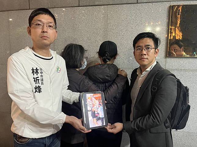 台中市罷免團體26日在西屯區水湳市場設攤宣講時，遭一名男子叫囂並意圖搶奪擴音器，還有推擠拉扯女性志工情形，民進黨市議員林祈烽（左）晚間陪同志工到第六警分局報案。右為律師王翼升。中央社記者郝雪卿攝 114年3月26日