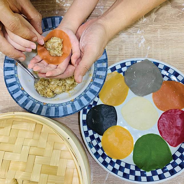 在家做八色小籠包居家防疫兼顧親子相處時光（圖片提供/樂天皇朝）