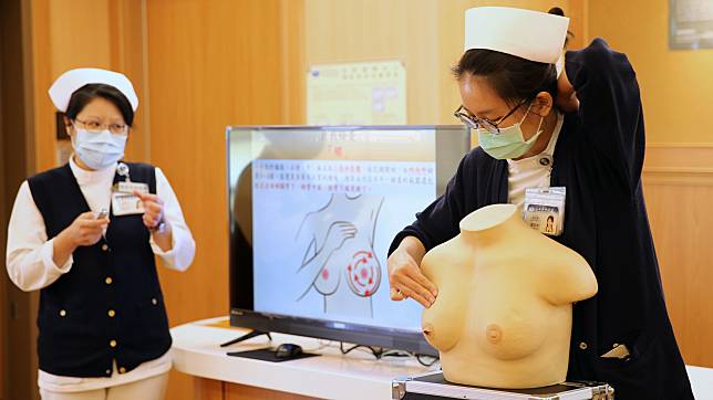花蓮慈院個管師蘇慧如、羅玉杏示範，以假胸部模型示範乳房自我檢查四步驟「看、觸、臥、擰」。