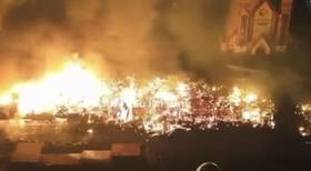印尼中巴布亞省帕尼亞伊縣發生重大火災，當地一處市場及周邊住宅區於9月7日凌晨突然陷入火海。圖／翻攝自X