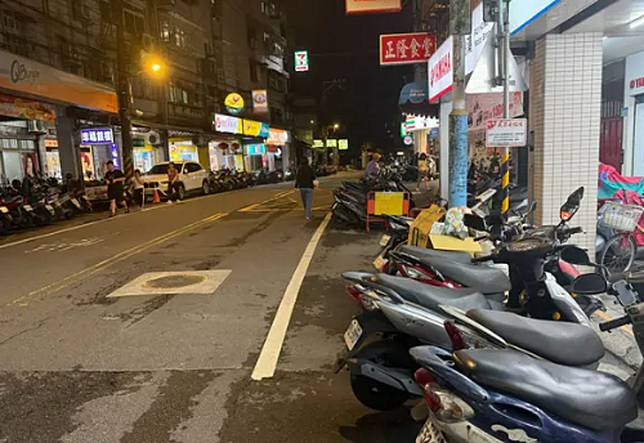 一名網友表示，造成台灣街道落後的主因就來自於機車。圖／翻攝自Dcard