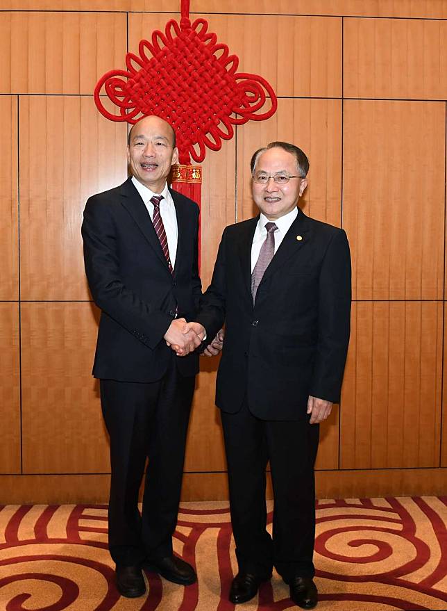 高雄市長韓國瑜22日晚間與香港中聯辦主任王志民(右)會面。   圖：翻攝中聯辦網頁。