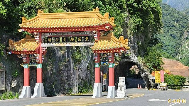 太魯閣國家公園入口知名地標、歷史文物太魯閣牌樓的「東西橫貫公路」昨遭撞毀，圖為原來樣貌。(資料照，記者王錦義攝)