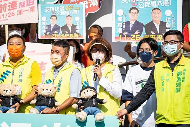 民進黨湧言會議員參選人12人與高雄學生民主聯盟，31日到高雄市選委會辦理候選人登記。（記者吳文欽攝）