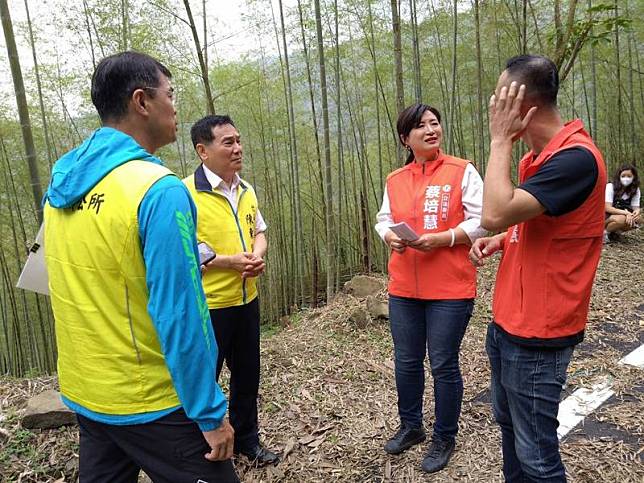 南投縣竹山鎮、鹿谷鄉竹筍乾旱災損，農委會公告辦理天然災害現金救助，但因農牧用地才具申請資格引發農民不滿，民進黨立委蔡培慧（右2）24日踏勘， 爭取林地納入補助範圍。（蔡培慧團隊提供）中央社記者蕭博陽南投縣傳真112年4月24日  
