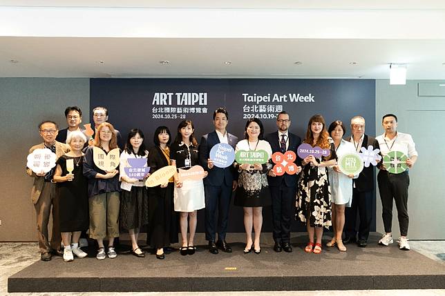 ART TAIPEI 2024 + Taipei Art Week 展前記者會貴賓合影. (中華民國畫廊協會提供)