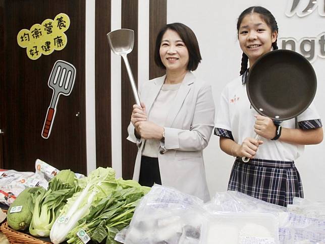 屏東縣長周春米（左）宣布「屏東廚神爭霸戰」學校營養午餐創意料理秀徵件起跑。（記者毛莉攝）