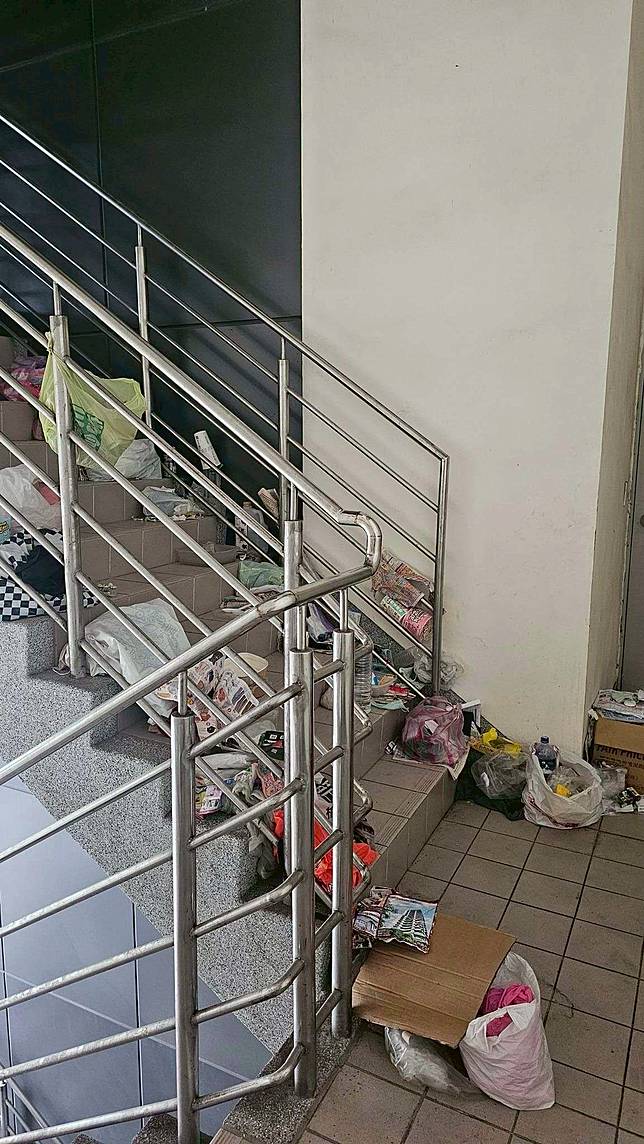 網友在臉書社團爆料，桃捷A9站樓梯間消防通道被垃圾及雜物堆滿。圖：翻攝自林口大家庭LinKou-Family