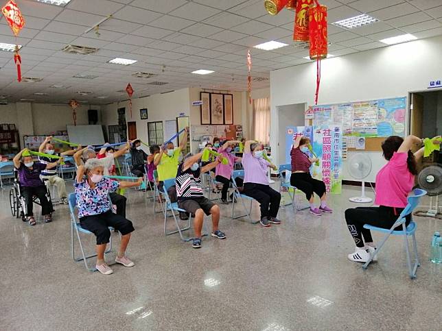 九十三歲的黃冷(前排左一)做起彈力帶瑜珈，仍然身手軟Q，筋骨不卡卡。(記者盧萍珊攝)