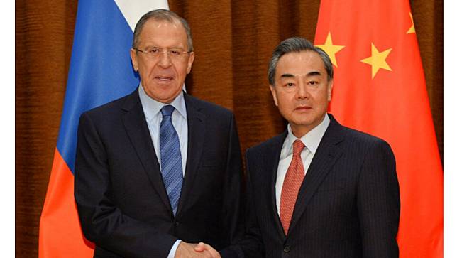 俄國外長拉夫羅夫（左）和中國外交部長王毅資料照片。路透社