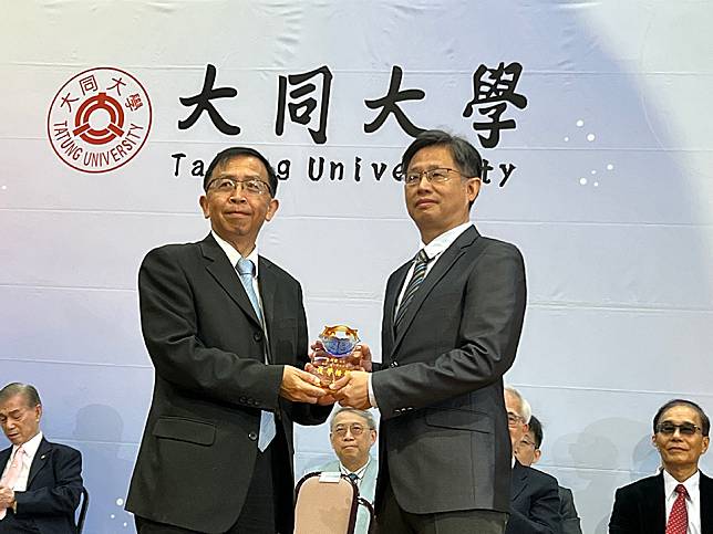 大同大學校長何明果(左)頒發傑出校友給國家中山科學研究院系統製造中心副主任陳楷霖。（大同大學提供）