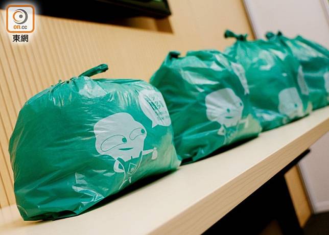 市民於明年4月垃圾徵費實施需以指定膠袋扔家居垃圾。