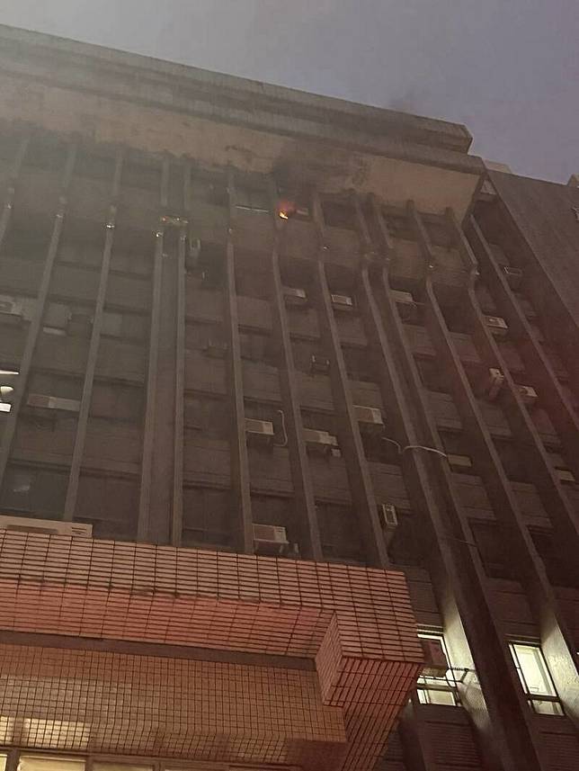 台中中興大學農環大樓一間辦公室今晚起火燃燒，火勢不斷從窗戶竄出。(記者陳建志翻攝)
