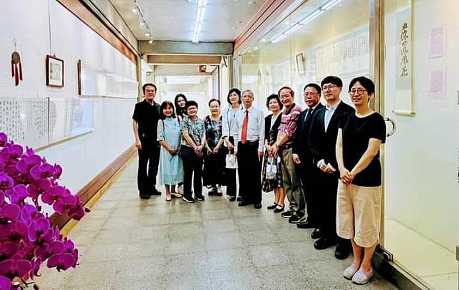 吳文璋新詩書法展正在成大中文系一樓藝文櫥窗展出。（吳文璋提供）