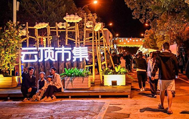 Tourists visit the Yunding market in Erdaobaihe Township of Antu County in Yanbian Korean Autonomous Prefecture, northeast China's Jilin Province, June 13, 2024. (Xinhua/Yan Linyun)