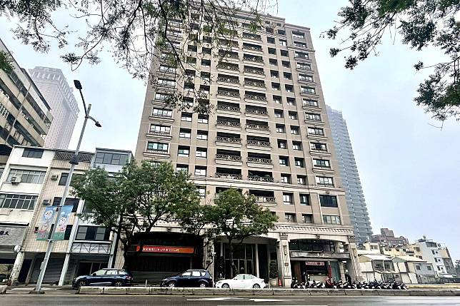 位於苓雅區五福三路「仰哲」大樓一樓店面,每坪成交單價93.6萬元，摘下2024年高雄樓店王。（圖片來源／台灣房屋）