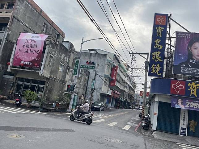 每逢冬、春之際，高雄市林園區就飽受候鳥遷移之 苦，文化街與東林西路旁的電線聚集大批鳥類，排泄 物掉到馬路上，造成道路骯髒溼滑。圖為馬路清理過 後仍可見鳥屎痕跡。 （高雄市農業局提供） 中央社記者林巧璉傳真 114年1月4日