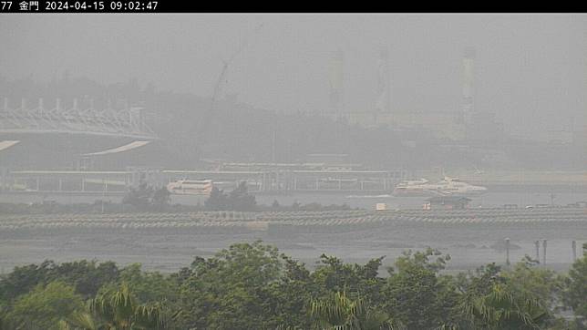 中央氣象署今日發布濃霧特報，金門已出現能見度不足200公尺的現象，金門機場已取消2架次航班。 圖：翻攝自空品監測網
