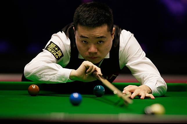 Ding Junhui and a group of Chinese players fled for home over the weekend from epidemic-hit England. Photo: Xinhua