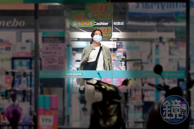 5/12 23：30 看完電影後，大鶴又去逛藥妝店，卻是兩手空空出來。