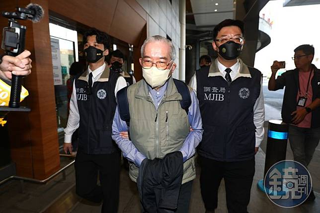 黃立雄（中）抵達桃園機場，台北市調查處接押，後解送北檢歸案。