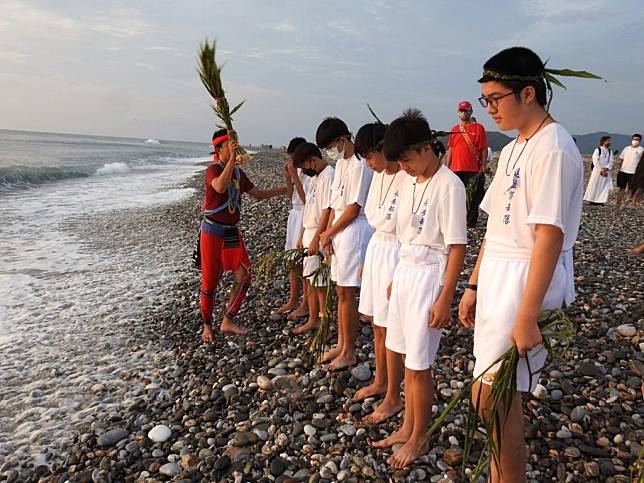 吉安鄉阿美族勇士晉階禮歲時祭儀，完成挑戰的青年們脫胎換骨晉級成為部落勇士。（吉安鄉公所提供）