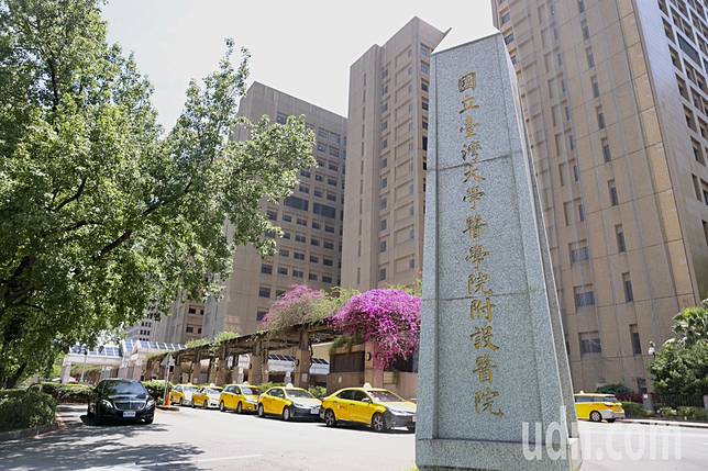 社群瘋傳，台大婦產部前住院醫師黃信穎完訓後，仍以非台大醫師身份，每周在台大醫院婦產部產科主任施景中超音波診「跟診」。本報資料照片。