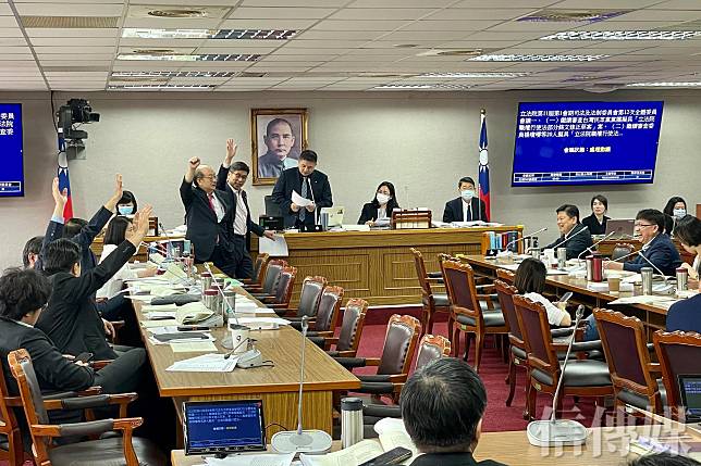 民進黨團提了40次散會動議，鍾佳濱甚至直接站在主席台旁遞交散會動議提案。（攝影／劉羽婷）
