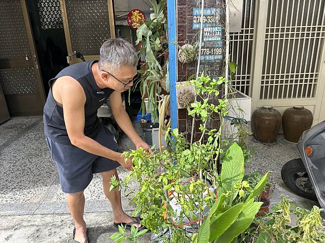 0625豪雨來襲，屏東縣內埔鄉劉男家中也淹水受災，水淹到小腿肚高度，他在家門前撿到漂來8千元現金，隔天交給派出所，卻被鄰居指控少5000元，要對他提告侵占遺失物，劉男大嘆好心被雷親。記者劉星君／攝影