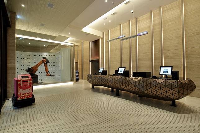 ▲浮雲客棧的特色就是一切無人化，大大的寄存行李機械手臂，相當吸睛（圖／浮雲客棧）