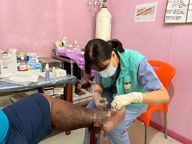 醫療團隊協助吐瓦魯民眾傷口照護。(中山附醫提供)