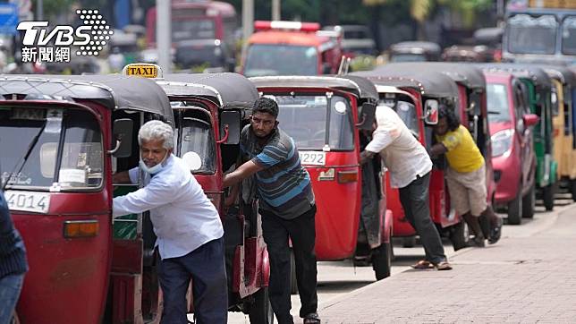 斯里蘭卡宣告破產，缺乏燃油也讓民眾不得不徒手拉動車輛。（圖／達志影像美聯社）