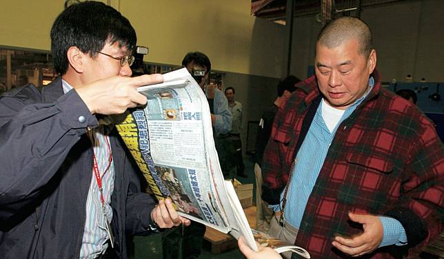 ▲2003年5月2日台灣《蘋果日報》創刊當晚，黎智英與團隊在印刷廠檢視第一份印出的報紙。（圖／陳裕鑫提供）