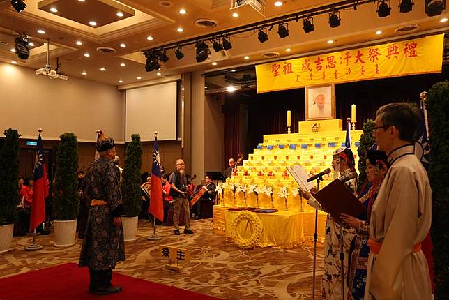 文化部18日舉辦「114年蒙古民族紀念儀典－成吉思 汗祭典」，典禮儀式遵循古禮，向成吉思汗像獻花、 獻香、獻爵、獻帛及宣讀祭文，相關司祭者則穿著蒙 古傳統服飾進行。 （文化部提供） 中央社記者趙靜瑜傳真 114年4月18日
