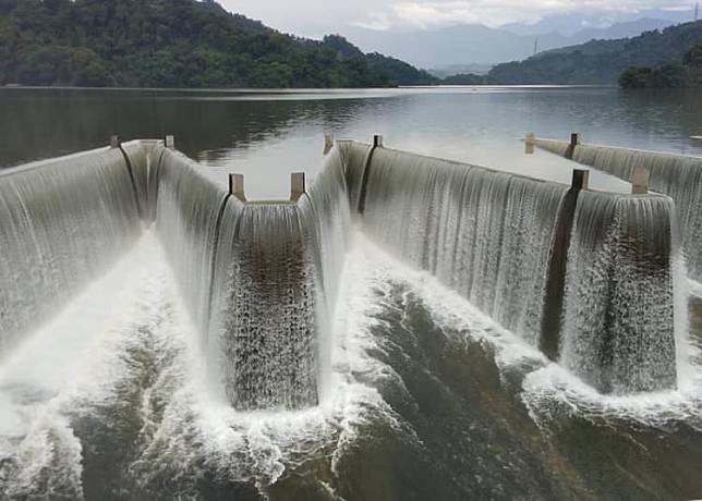 由於梅雨鋒面降雨挹注，鯉魚潭水庫持續自然溢流（鋸齒堰溢洪道資料照）。   圖：翻攝自水利署臉書「防汛抗旱粉絲團」