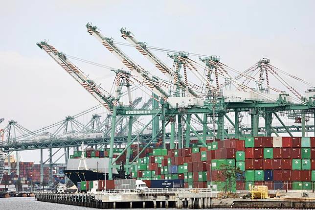 Containers are piled up at the port of Los Angeles, California, the United States, on Oct. 22, 2021. (Xinhua)