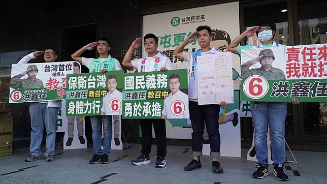 民眾黨南屯區議員候選人洪鑫任(圖中)，戲稱自己是台灣首位投票前七天被教召的候選人。(民眾黨提供)
