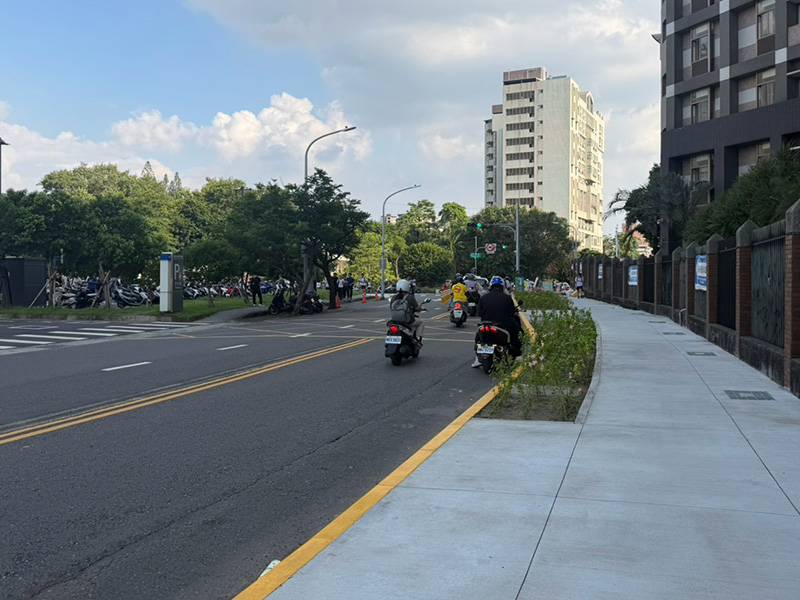 告別標線型步道！鳥松濱山街新設實體人行道提升通行安全 | 台灣旅行趣 | LINE TODAY