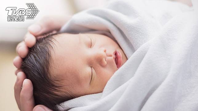 長庚最新研究發現冬天出生的嬰兒脫臼機率比夏季高。（示意圖／shutterstock達志影像）